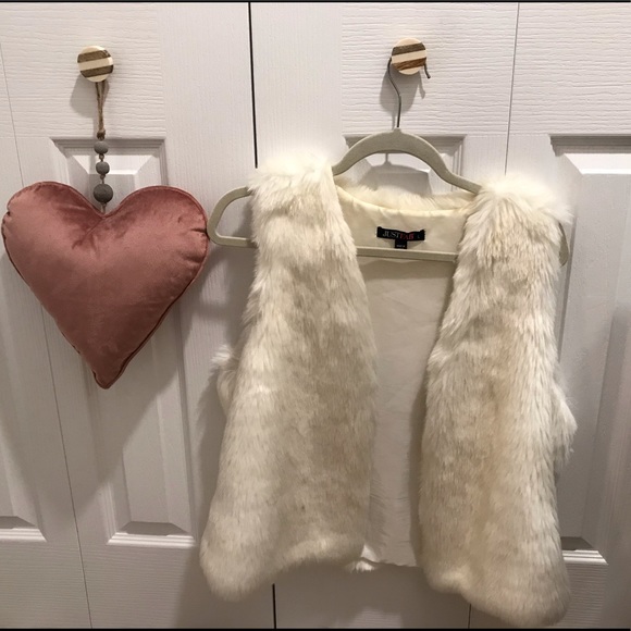 JustFab White Faux Fur Vest - Picture 2 of 4